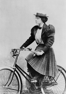 Julia Denis op een fiets